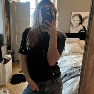 Glitter topp  - Topp från H&M den är i stolek XS men nassar även S!  Köpt för något år sedan, men inte kommit till användning 