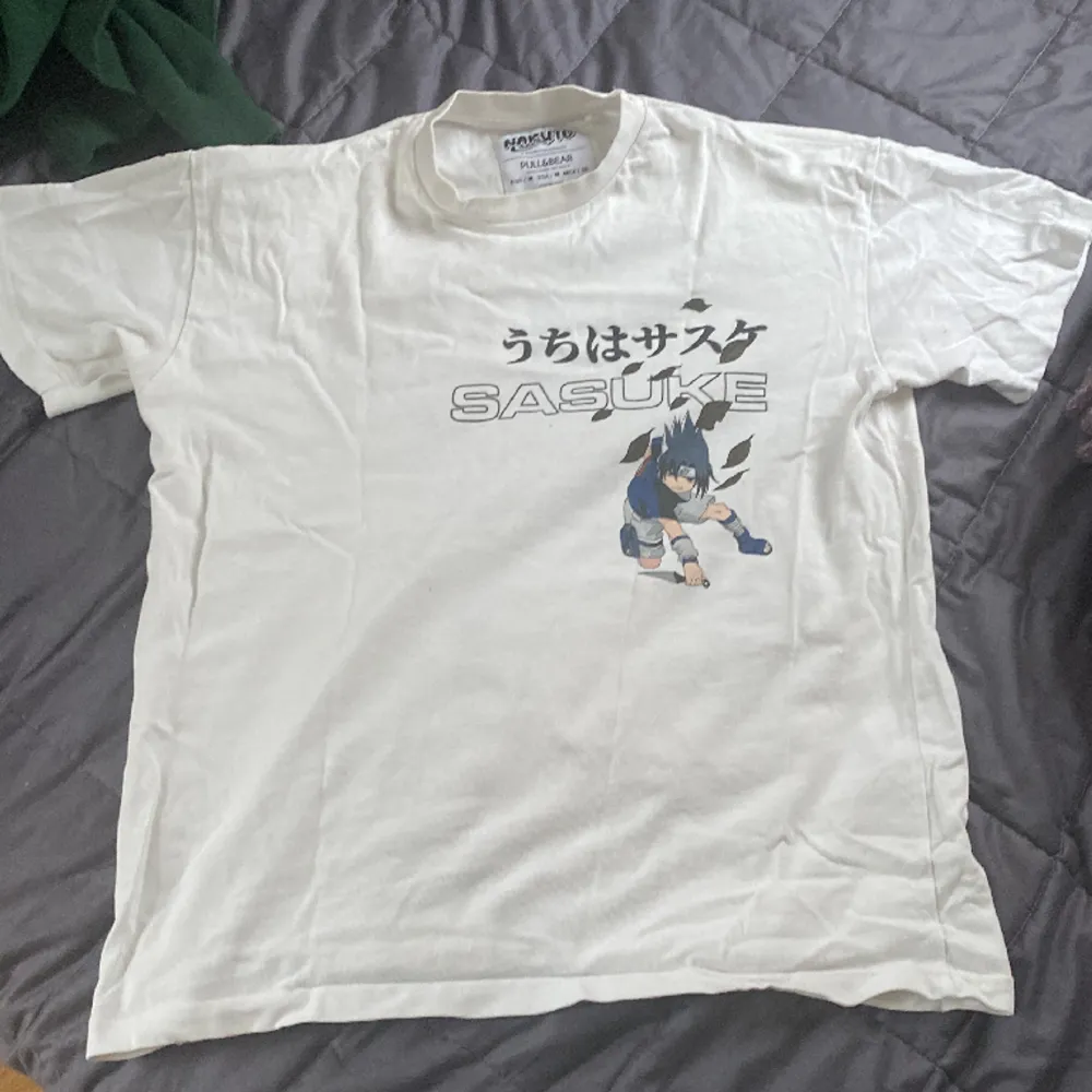 Naruto merch (sasuke) från pull&bear Knappt andvänd Storlek M. T-shirts.
