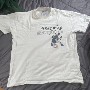 Naruto merch (sasuke) från pull&bear - Naruto merch (sasuke) från pull&bear Knappt andvänd Storlek M