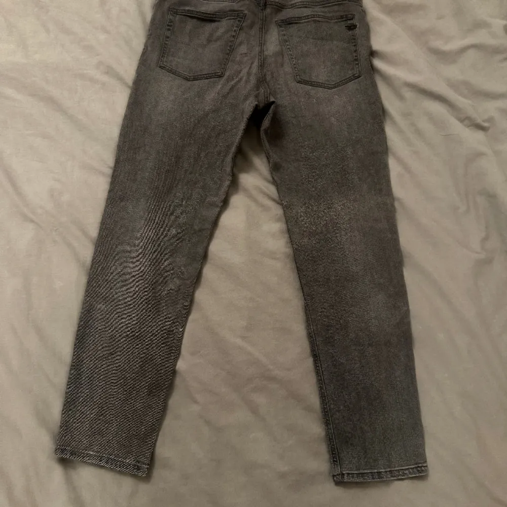 Inga brudar? Dessa jeans löser, härliga washed jeans från Diesel som köptes i butik sommaren 22. Använda ett fåtal gånger. Vet inte varför det blev ett zebra mönster på dom för det är det inte, orkar inte ta mer bilder . Jeans & Byxor.