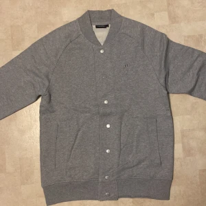 J.lindeberg kofta  - Kofta/overshirt jag fått i present som aldrig kommit till användning. Helt ny