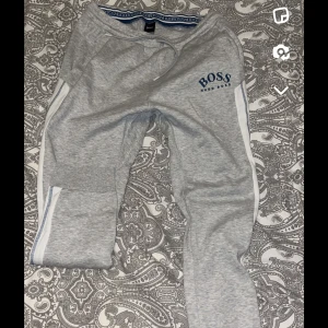 Hugo boss Byxor - Hej, säljer ett par fina Hugo boss byxor i storlek L men passar även  M. Byxorna är knappt använda och är riktigt fräscha!  Byxornas skick 9/10 OBS! Möts endast upp