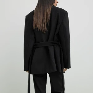 Kort kappa NA-KD - Kortare kappa i tjockt material som knappt använts, den är som ny! Lite oversize i modellen så passar även storlek 34. Nypris: 1099 kr🧥