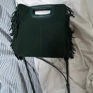 Säljer min jätte fina maje väska. Den är som ny och inte sliten. Den är i en väldigt fin grön färg.