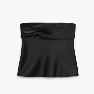 Fest topp silke - Säljer denna super snygga fest top i silkes material. Älskar verkligen denna topp men den är tyvärr för liten. Endast använd två gånger, den är alltså i nyskick. Helt slutsåld i butik och på hemsidan!❤️