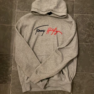 Tommy Hilfiger - Tommy Hilfiger Hoddie (!SnÖrEn SaKnAs!), Frågor bevaras i Dm! 