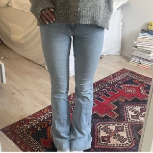 Bootcut jeans  - Bootcut jeans som är mid waist, i storlek 32