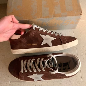 Golden Goose skor - Bruna Golden Goose Skor - I princip helt nya, skick: 9,9/10 egenligen helt oanvända endast testade. Storlek 43 men enligt flertal hemsidor kan även storleken vara lite större så skorna är storlek 43/44. Originalbox ingår också! Ställ frågor vid fundering!