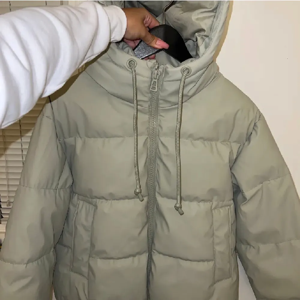 Skitsnygg mintgrön puffer jacket från pull and bear! Den är köpt förra hösten men använd max 4 gånger och helt slutsåld. Storlek M men passar även mig som är en xs/s. Tillräckligt varm för sen höst/vinter. Jackor.