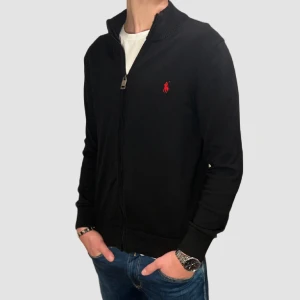 Ralph lauren fullzip - Stilren Ralph lauren fullzip i storlek M  Skick 8/10 några knappt märkbara defekter på kragen.