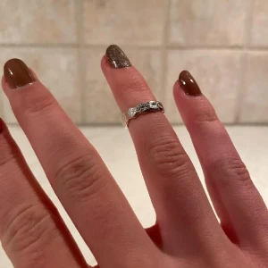 Ring - Ring gjord av återvunnen sked.  Ring: ca 44 mm  Mät din ringstorlek: 1. Klipp ut en pappersremsa. 2. Dra den runt ditt finger och dra åt. 3. Rita ett sträck där pappret möts. 4. Lägg ner pappret och mät. 5. Gör om cm till mm.