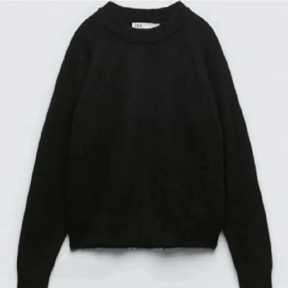 Populär svart stickad tröja från zara i skönaste materialet! Går inte att köpa längre❤️. Tröjor & Koftor.