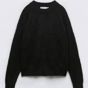 Populär svart stickad tröja från zara i skönaste materialet! Går inte att köpa längre❤️