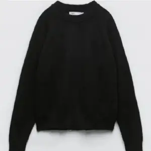 Populär svart stickad tröja från zara i skönaste materialet! Går inte att köpa längre❤️