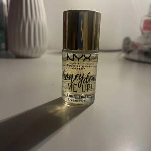 Nyx primer- Honey dew me up. 90% kvar. Bra primer som är klibbig och är väldigt fin under smink. Denna används inte, då jag har en annan favorit nu.  Ord pris: 249kr (på kicks där jag köpte den) Mitt pris: 150kr