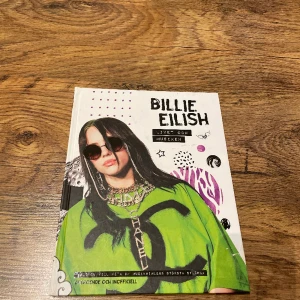 Billie Eilish bok  - Nypris 60kr, okej skick  35+ BILLIE EILISH PRODUKTER KOLLA MITT KONTO 