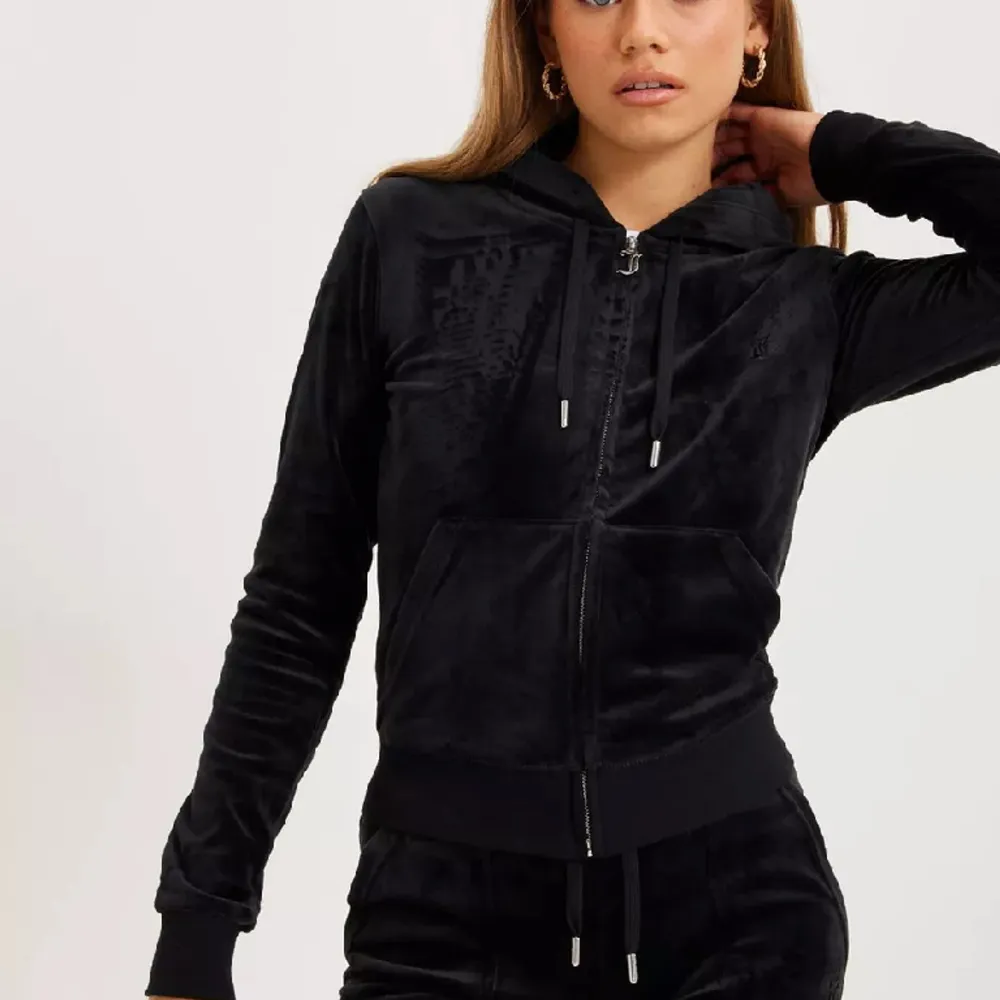 Juciy couture hoodie, aldrig använt den för den inte passar min still. Orginalpris 1300 säljer för 500kr så 800kr billigare. Ny kvalitet och aldrig använd. Betalar ej för frakten . Hoodies.