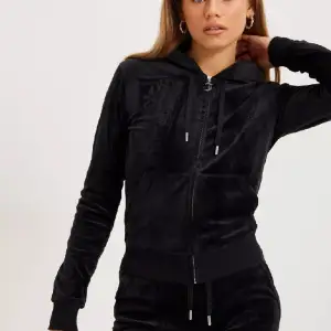 Juciy couture hoodie, aldrig använt den för den inte passar min still. Orginalpris 1300 säljer för 500kr så 800kr billigare. Ny kvalitet och aldrig använd. Betalar ej för frakten 