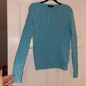 Blå kabelstickad tröja Ralph Lauren - En blå super fin kabelstickad tröja från Ralph Lauren som tyvärr inte kommer till användning. Storlek M, frakt tillkommer 