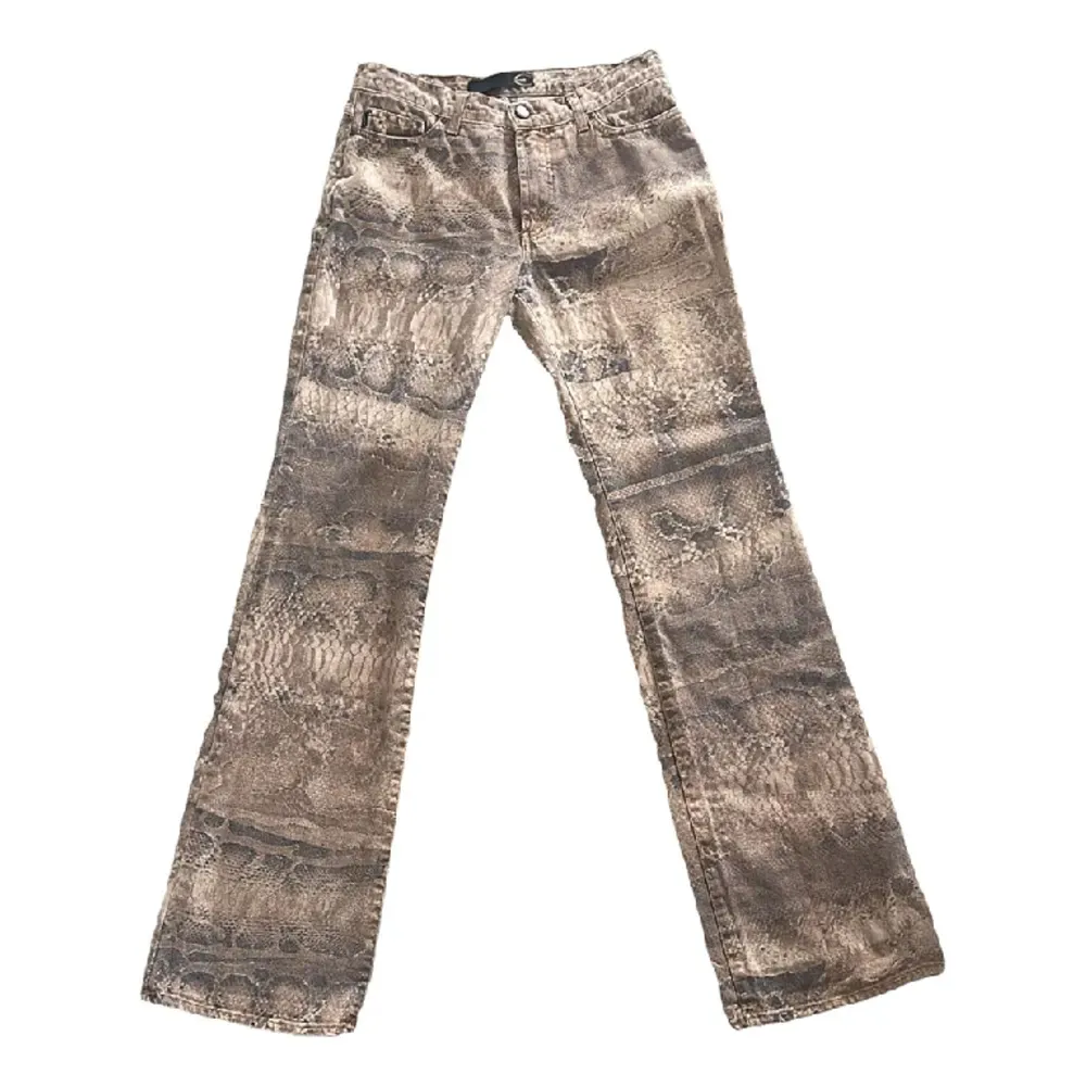 här säljer jag mina unika lågmidjade snake skin jeans från Cavalli på grund av att jag har vuxit ur dem (inga skador)💔 Nypris 2500kr dock säljer dem för 1500kr då jag använt dem sällan🍸💕🌸. Jeans & Byxor.