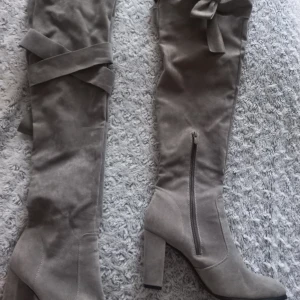 Helt Ny par Jättefina ljus grå stövlar  - Helt Ny par jättefin ljus grå stövlar  str 39. Välkommen