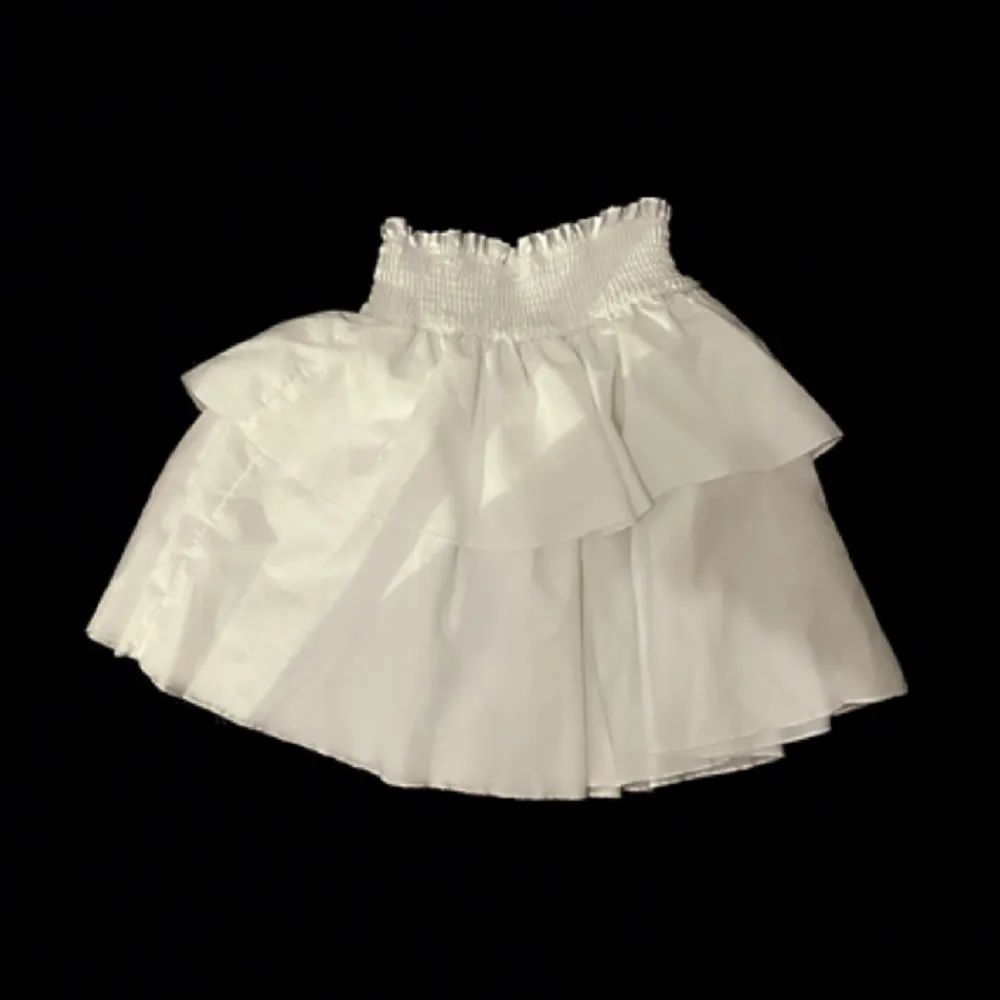 En vit kjol köpt här ifrån Plick, säljer då jag inte tyckte att jag passade i den!🫶🏼 Justerbar och har därför ingen storlek, men passade mig bra som har s🫶🏼. Kjolar.