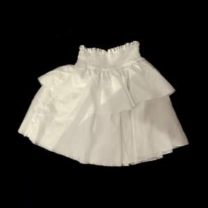 En vit kjol köpt här ifrån Plick, säljer då jag inte tyckte att jag passade i den!🫶🏼 Justerbar och har därför ingen storlek, men passade mig bra som har s🫶🏼