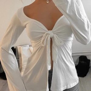 Design by si MADDY - Jag säljer denna i både vit och svart, oanvänd då jag inte riktigt tycker att det är min stil. Vid köp av båda - 500kr