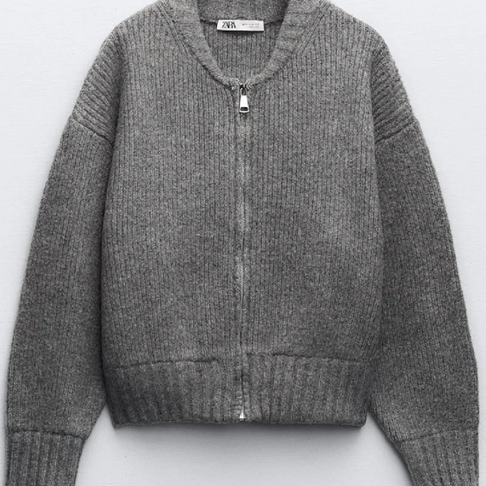 Säljer min tröja/ bomberjacka från Zara då jag tycker att den är för liten på mig, använd en gång. Köpt för 560 kr, säljer för 450 kr💓. Stickat.