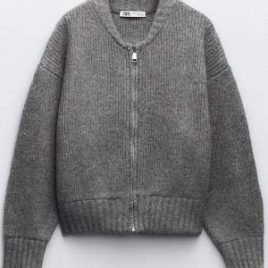 Säljer min tröja/ bomberjacka från Zara då jag tycker att den är för liten på mig, använd en gång. Köpt för 560 kr, säljer för 450 kr💓
