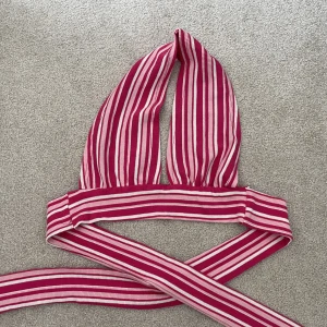 Knyt-topp - Söt topp från Shein som går att bäras genom att ”vrida” om vid halsen och skapa en slags polo, eller utan detta, och då nära toppen mer som en bikiniöverdel till utseendet. Toppen har en bar rygg och knyts med bandet vid ryggens slut🌸 Aldrig använd🤍