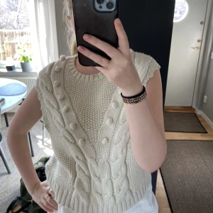 Beige stickad väst - Säljer denna stickade västen från Lindex! Köptes i höstas men har aldrig kommit till användning! Perfekt nu till våren! Nypris 400kr! Säljes för 300