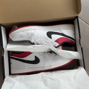 Jordan 1 low white university red black - Kostar 1800 på stockx. Säljer för 1250. Använda 1 gång, rena. Lådan ingår