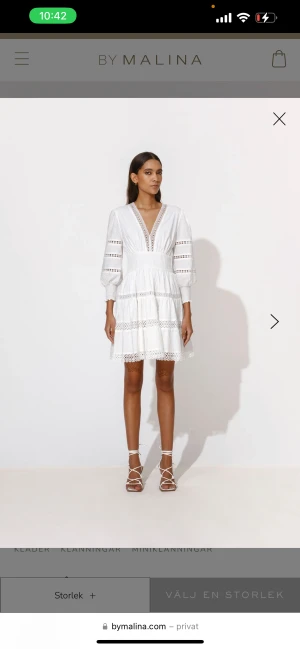 Studentklänning - By Malina - Säljer min studentklänning, använd en gång, därav perfekt skick! Köpt för 2599, säljer för 1100 men pris kan diskuteras 🌟