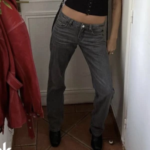 Weekday arrow - Jeans. Weekday arrow dark Grey. Strl 26/30 men sprättade längst ned för att bli längre.