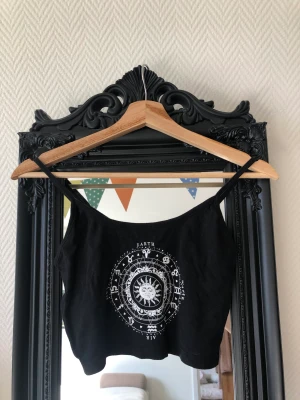 Svart bomulls stjärntopp från Urban Outfitters - En svart väldigt skön bomulls topp med ett mönster av en stjärna! Bara använd en gång då den var för liten för mig! Passar XS- S  Kan mötas upp i Lund och kanske Malmö beroende på tid