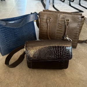 Handväskor  - 3st handväskor i mycket fint skick. Knappt ej använda  Säljs för 600kr/styck 2 st bruna och 1 st blå