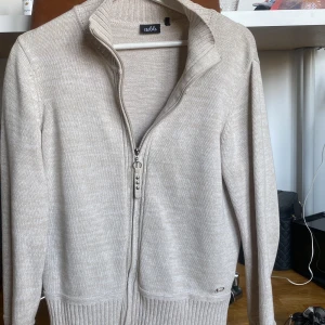 Stickad kofta - Säljer min super fina beiga kofta. Andvänd fåtal gånger. Köptes för 549💘