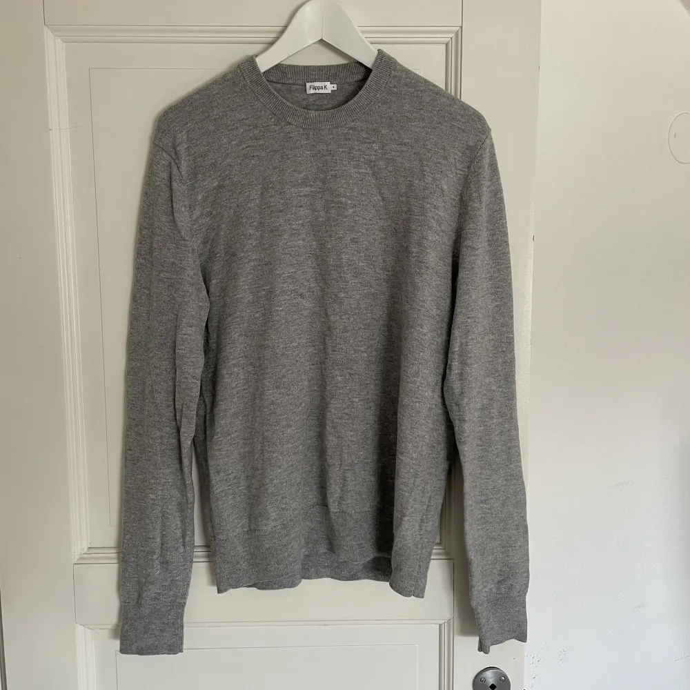 Säljer min fina Filippa K sweater då den är lite liten. Använd fåtal gånger och är som ny. Nypris 1400kr, säljes för 350kr.. Stickat.