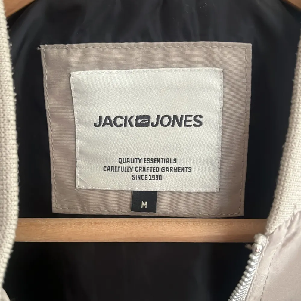 Beige  Bomberjacka från Jack & Jones   Storlek medium . Jackor.