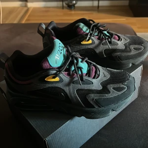 Nike Air Max 200 - Sparsamt använda, i väldigt bra skick förutom en defekt högst upp vid skosnöret, inget märkbart (kolla bild 1) 