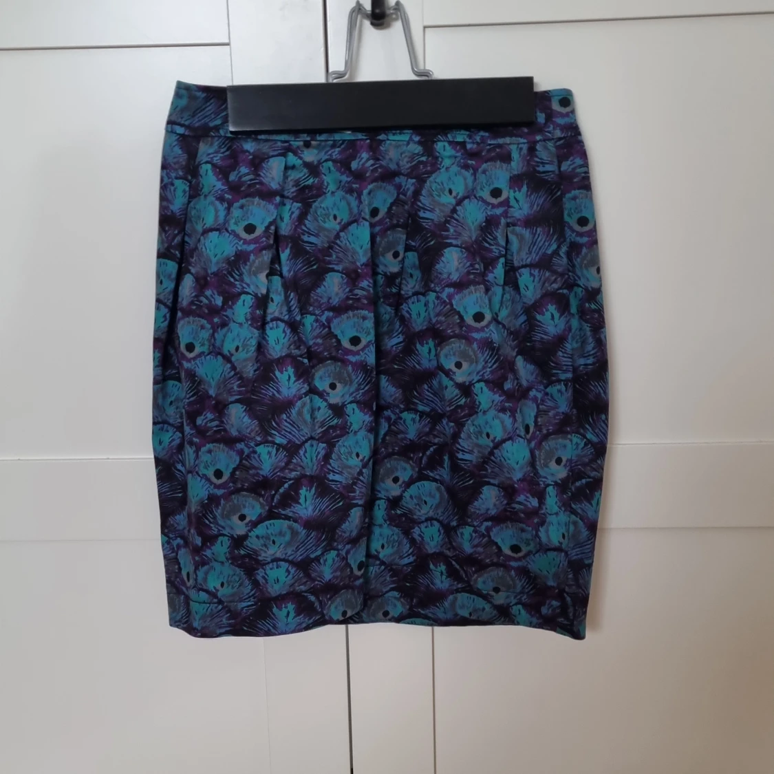 Snygg kjol med påfågel mönster