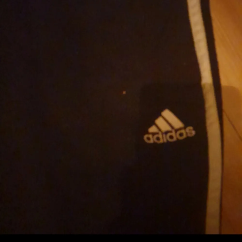 Adidas byxor unisex knappt använda. Medium. Kan posta eller mötas upp i Växjö köparen står för ev frakt. . Farkut & Housut.