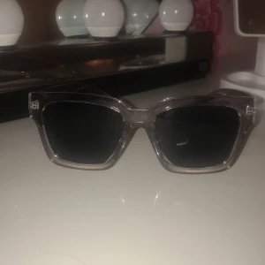 Chimi liknande solglasögon  - Jätte söta solglasögon i grå/genomskinlig färg super lik chimi glasögonen i 04 /07,skriv för fler bilder BUDA ELLER KÖP DIREKT FÖR 250kr ( gått ner pris) / finns kvar 