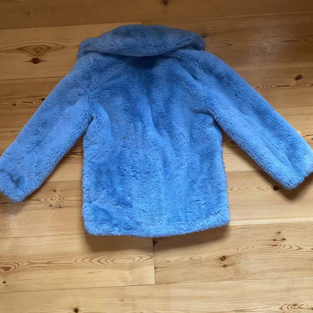 Brand: Gina tricot  Size:34  Material: vegan fur  Measurement: length: 74 centimeters chest: 53 x 2 centimeters waist: 50x 2 centimeters arm length: 65 centimeters shoulder to shoulder: 48 centimeters  Condition: signs of use but (u will get extra buttons. Jackor.