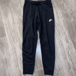 Nike byxor - Säljer mina Nike by or då dem är för små för mig. Dem är högmidjade och sitter riktigt bra och är sköna att ha på sig!