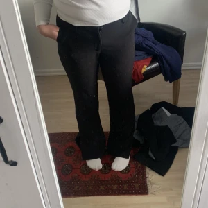 Kostymbyxor med slits  - Säljer dessa kostymbyxor (ska rollas o tvättas innan🌝), är flare med slits på sidorna