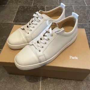 Louboutin Louis Junior Flat Calf  - Louboutin Louis Juniot Flat Calf (White) - Storlek: 42,5 - Skick: 8/10 - Pris: 3500kr 