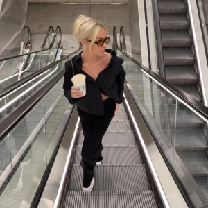 Svart skjorta - Supersnygg svart skjorta💗stl S