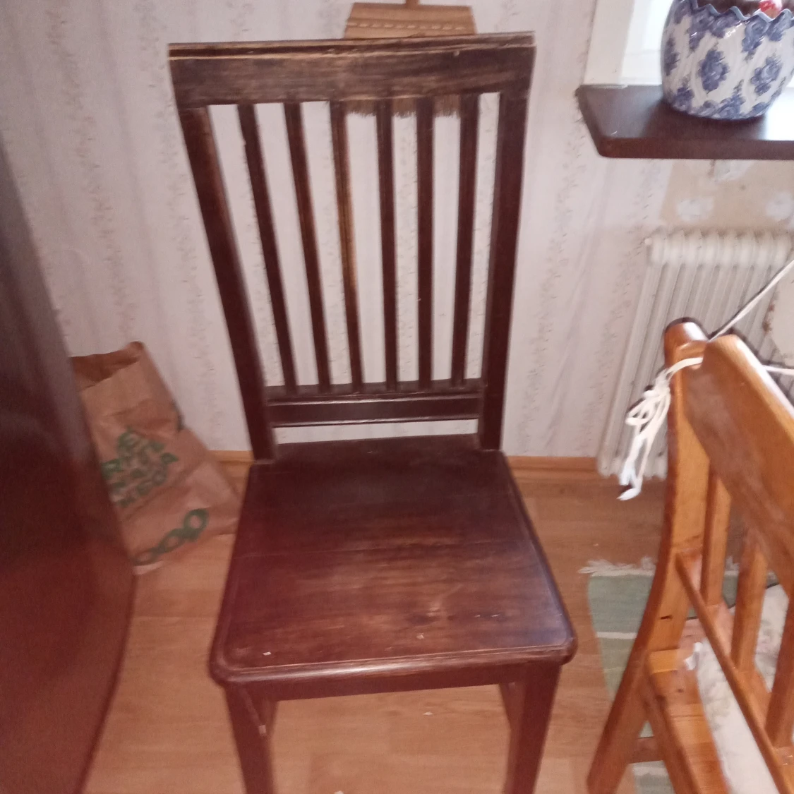 Fyra brunbetsade köksstolar trä.